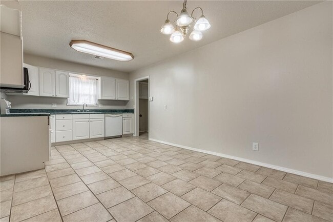 Building Photo - 9 Shirley Ln