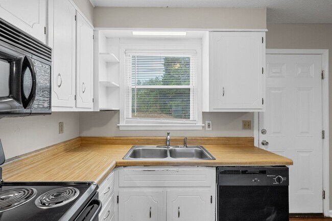 Building Photo - End Unit Ready for You to Call Home