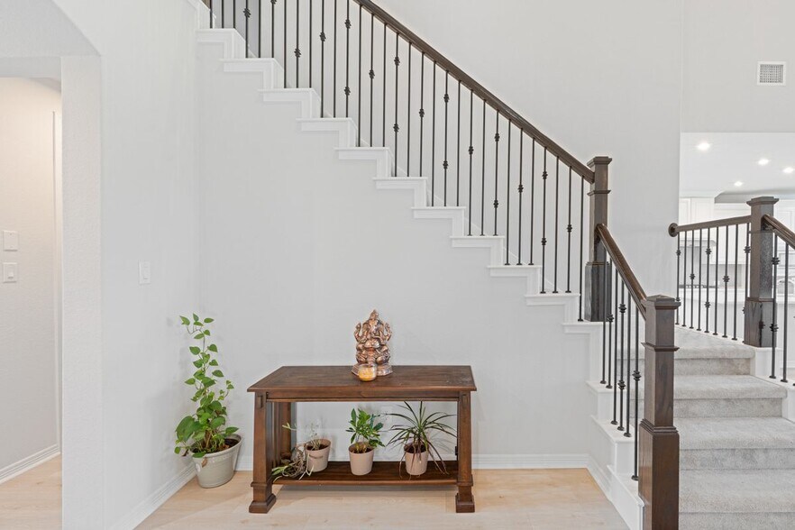 Building Photo - 213 Mira Mesa Dr