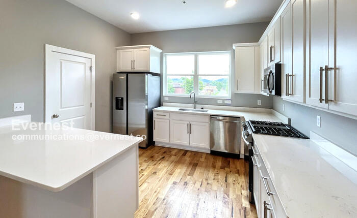 Building Photo - 1067 Montague Pl