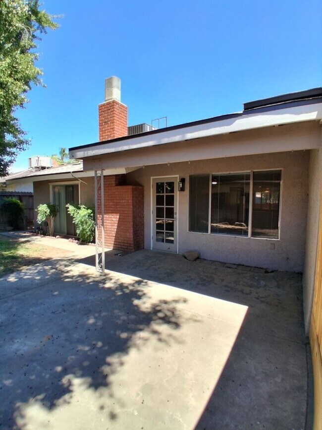 Building Photo - 6061 N Bungalow Ln