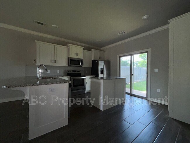 Building Photo - 3205 SW Hillstone Ave