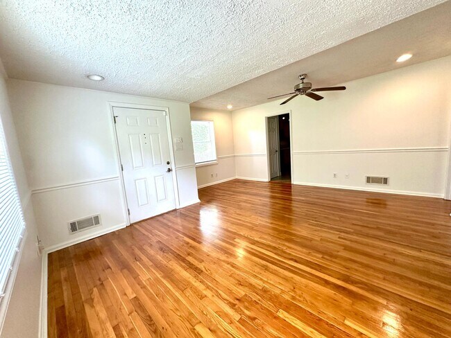 Building Photo - 533 Inwood Dr