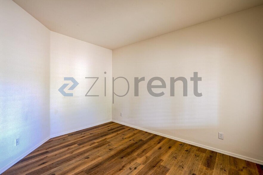 Building Photo - Unit