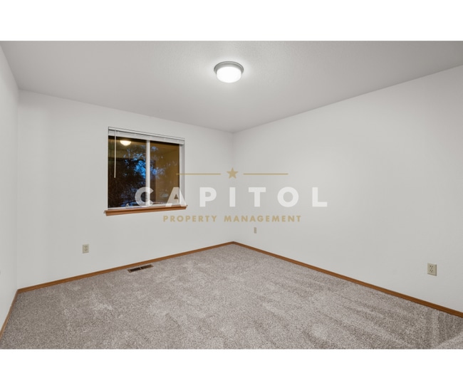 Building Photo - 1404 5th Ave SW