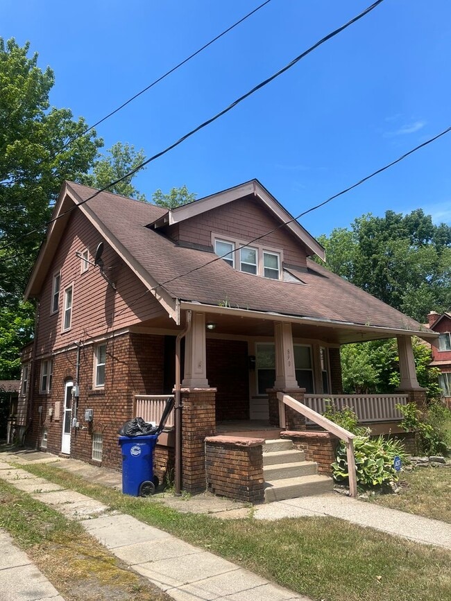 Building Photo - SECTION 8 and EDEN ACCEPTED!! Spacious New...