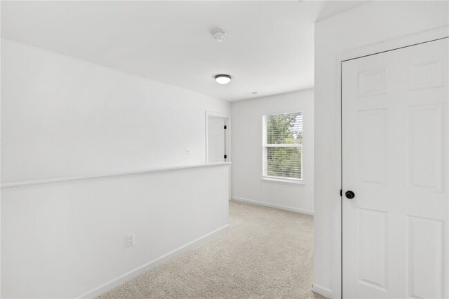 Building Photo - 945 Crestwood Ln