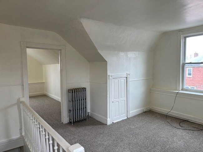 Building Photo - 2nd Floor 2 Story 2 Bedroom 1 Bathroom Apa...