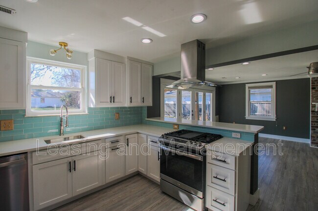 Building Photo - 823 Jordan St