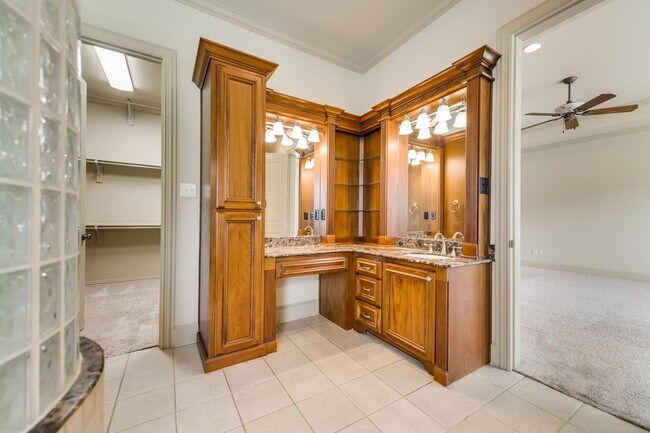 Building Photo - Gorgeous Custom Home on a private 1 acre l...