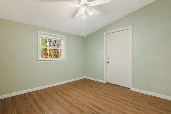 Building Photo - Rare 1-Bedroom in Fairview with Bonus Room...