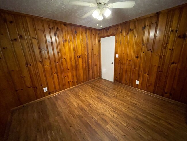Building Photo - 3 bedroom 1.5 bath house available!   Large yard!