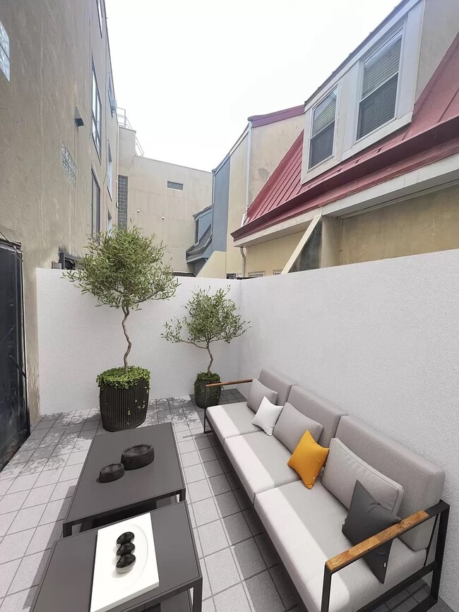 Building Photo - 830 Lombard St