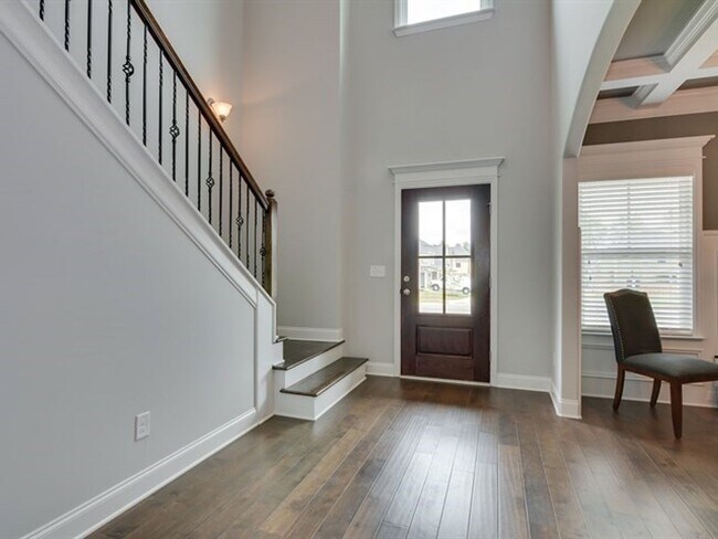 Building Photo - Centrally Located Home Sweet Home