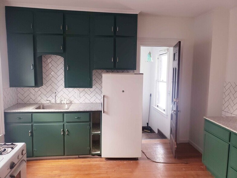 Kitchen - 207 Lancaster Ave