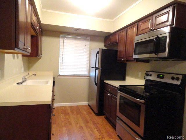 Building Photo - 250 E Thirteen Mile Rd