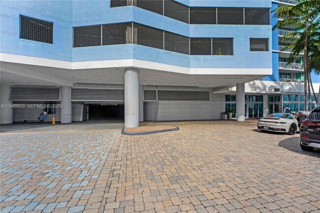 Building Photo - 335 S Biscayne Blvd