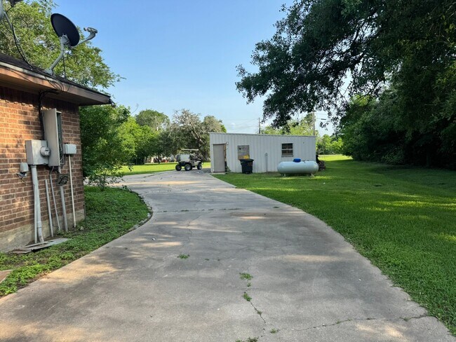 Building Photo - 772 Riverside Dr