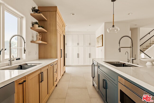 Building Photo - 3807 Vía Dolce