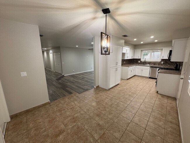 Building Photo - SW Visalia Home with Pool Available Now!