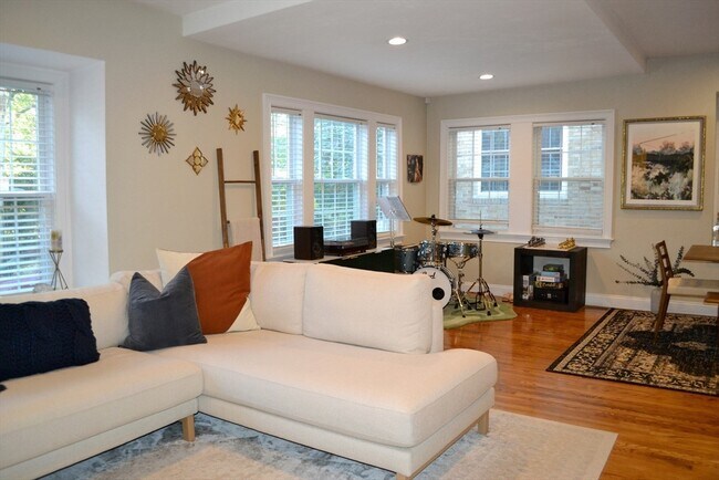 Building Photo - 42 Robinwood Ave