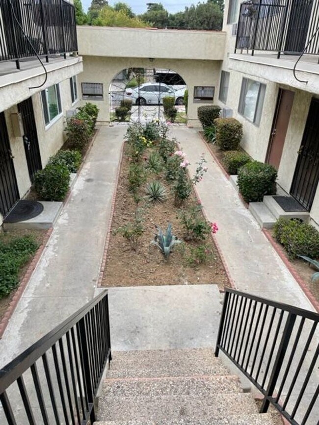 Building Photo - Beautiful 2 Bedroom Apartment in Whittier with Move in Special