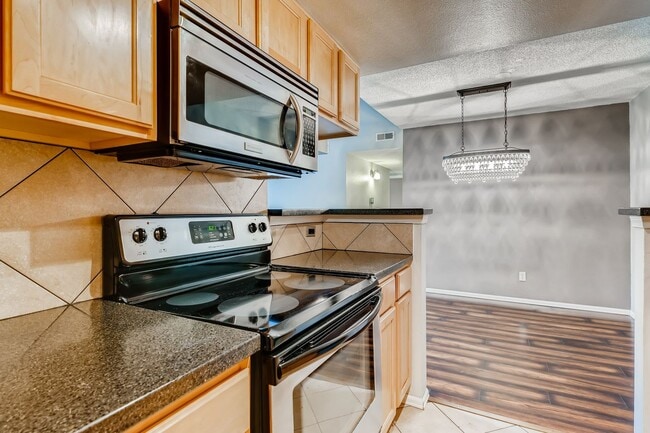 Building Photo - Stunning 2 Bedroom Near Lowry!!!!