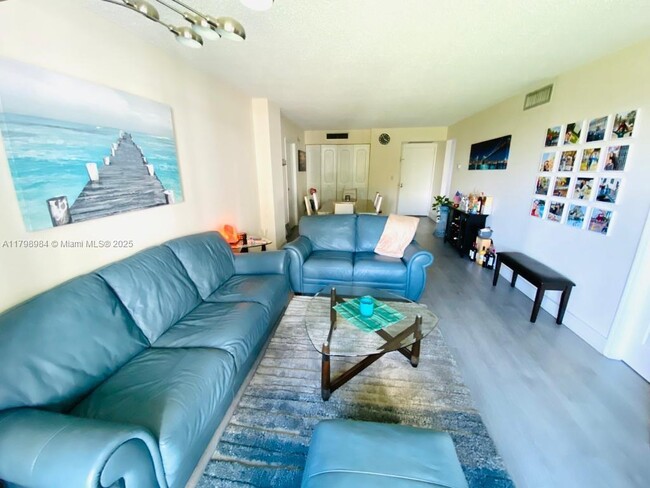 Building Photo - 3475 N Country Club Dr