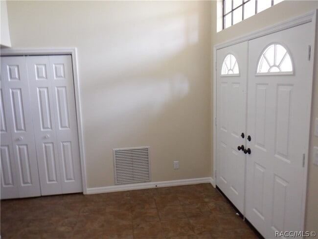 Building Photo - 335 E Falconry Ct