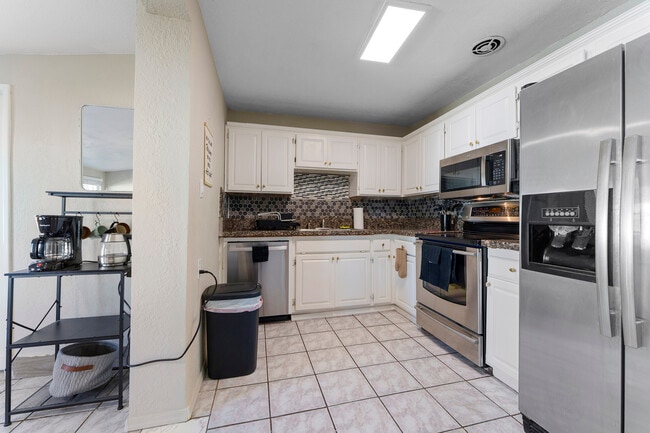 Building Photo - 2614 W Greenway Rd