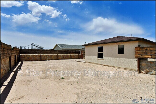 Building Photo - 916 Villa Seca Dr