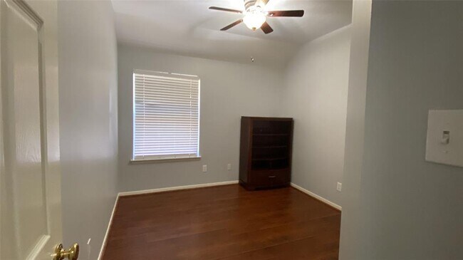 Building Photo - 2614 W Lake Dr