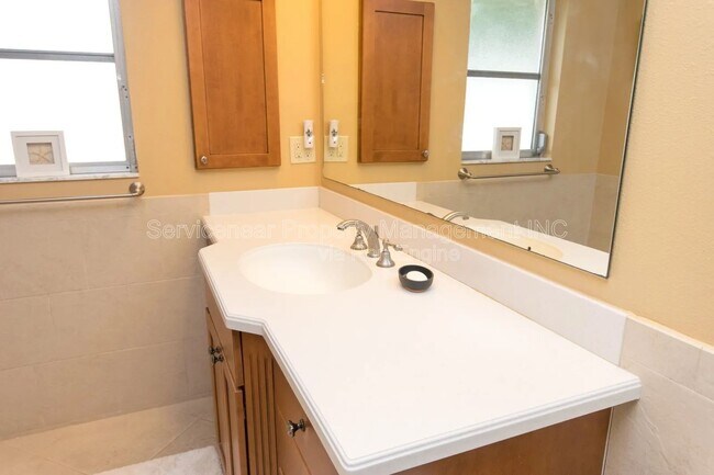 Building Photo - 423 Whispering Oaks Ct
