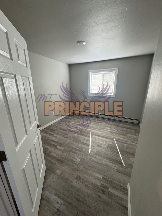 Building Photo - Renovated 2 bedroom Duplex on the flats