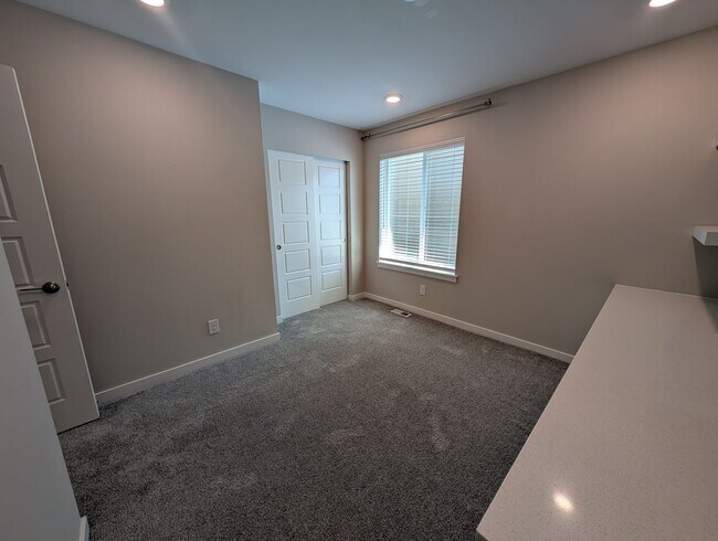 Building Photo - LIKE-NEW 4 bedroom home in Lacey!