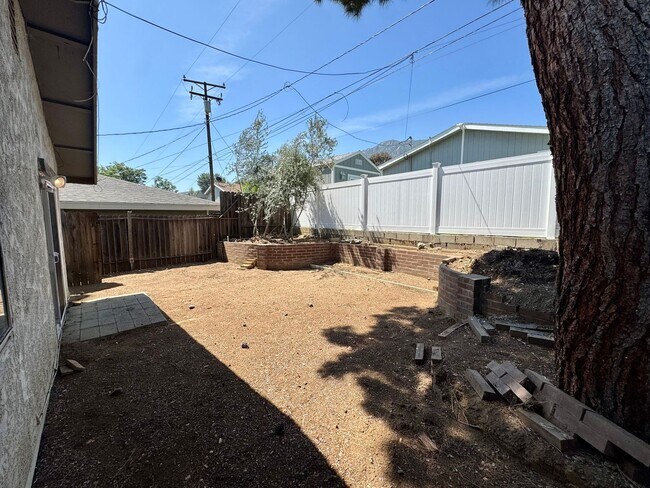 Building Photo - Nice 2 Bedroom Home with Large Backyard an...