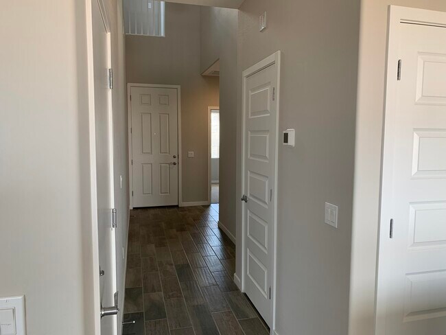 Building Photo - 715 N Sparrow Dr
