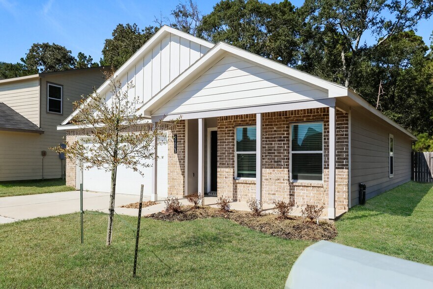 Building Photo - 15823 Del Norte Dr