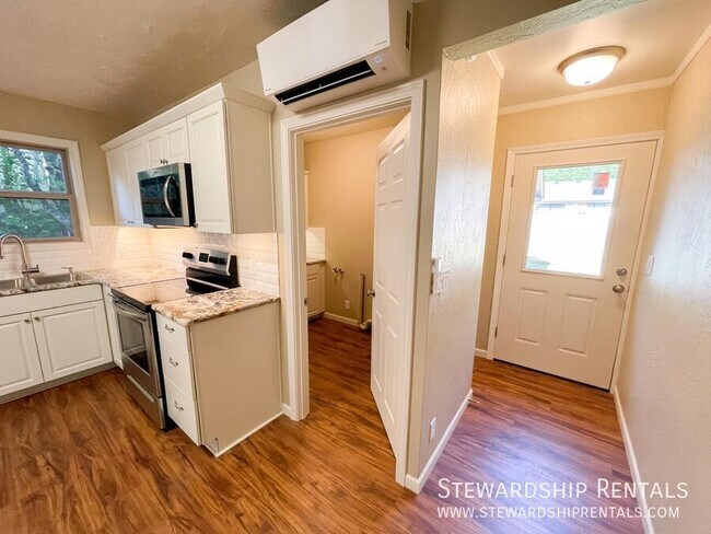 Building Photo - 2334 Augusta St