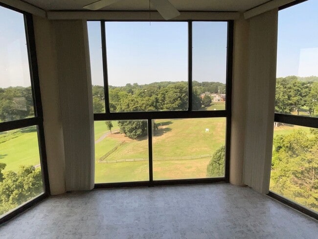 Building Photo - Large 2BR 2BA 7th floor condo facing the g...