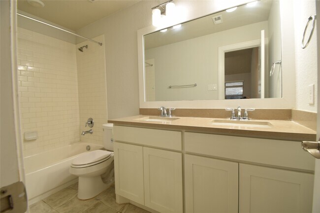 Building Photo - 16643 Highland Country Dr