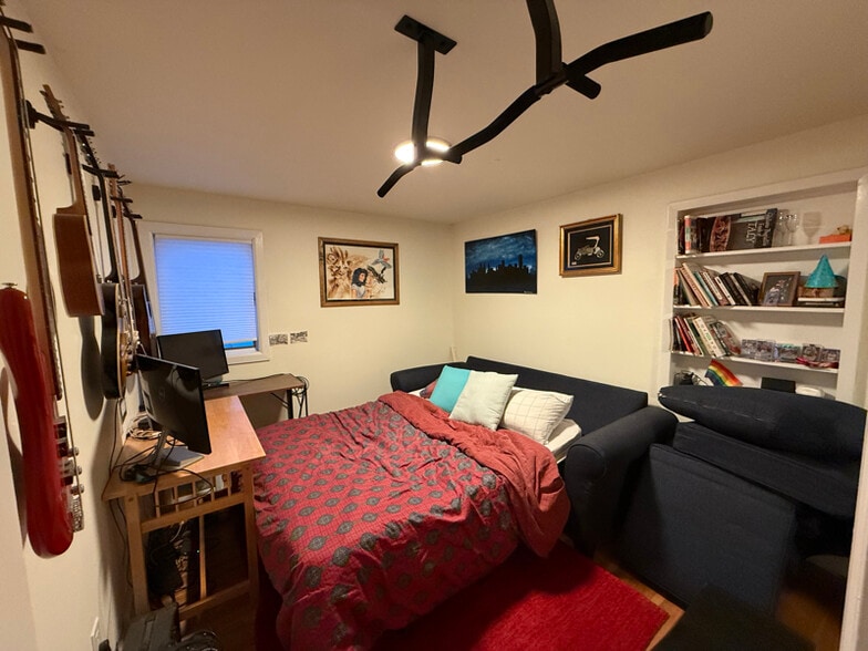 Building Photo - 688 Montrose Ave