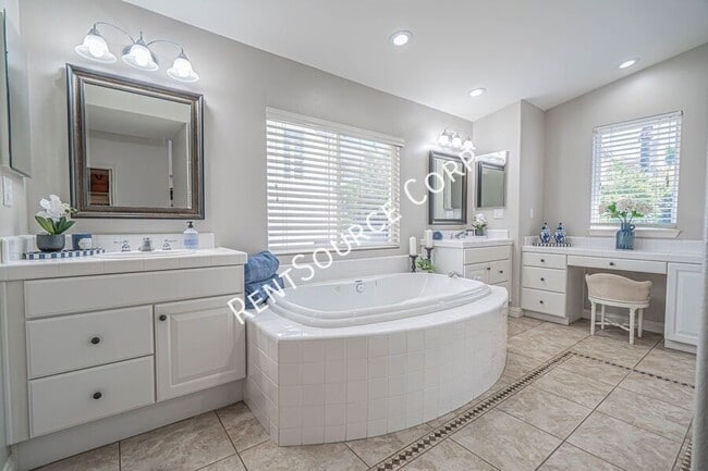 Building Photo - 26511 Brooks Cir