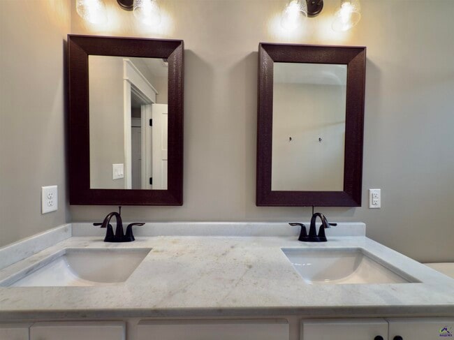 Building Photo - 408 Hawk's Nest Dr