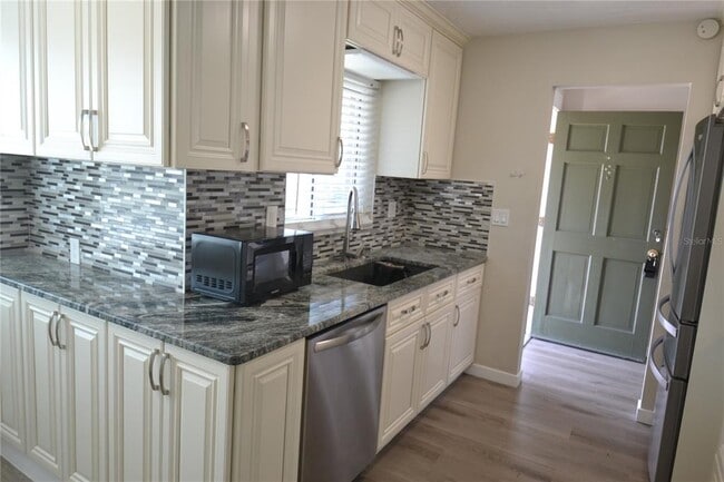 Building Photo - 746 Barbara St