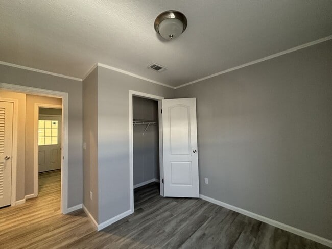 Building Photo - 965 E Orinoco Ave