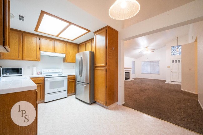 Building Photo - 2188 E Pinedale Ave