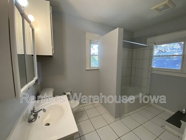 Building Photo - 1622 E 8th St