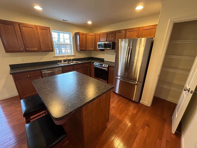 Building Photo - Spacious Townhouse on Mapleton Blvd.