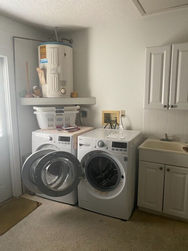 Building Photo - 2 bedroom 2 bathroom home with a screened ...